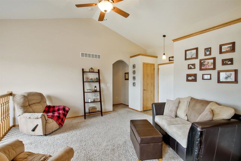 408 E Parkwood Dr, Rose Hill, KS 67133