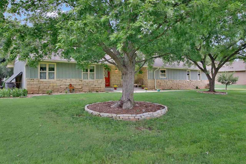 613 Cedar Ridge Dr, Newton, KS 67114