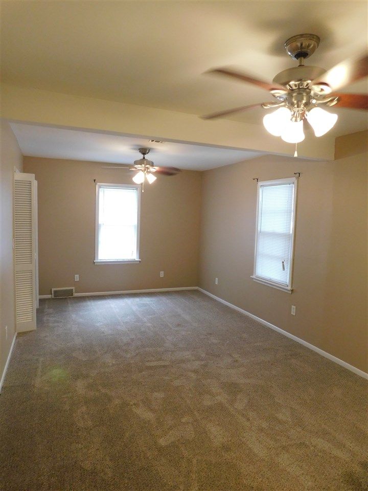 928 N Lakeview Dr, Derby, KS 67037