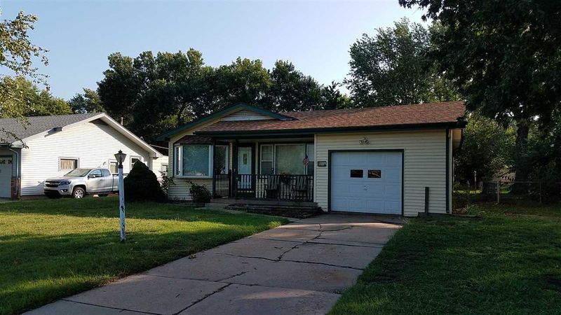 725 Mclaughlin Dr, Valley Center, KS 67147