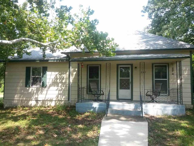 207 N Point Rd, Toronto, KS 66777