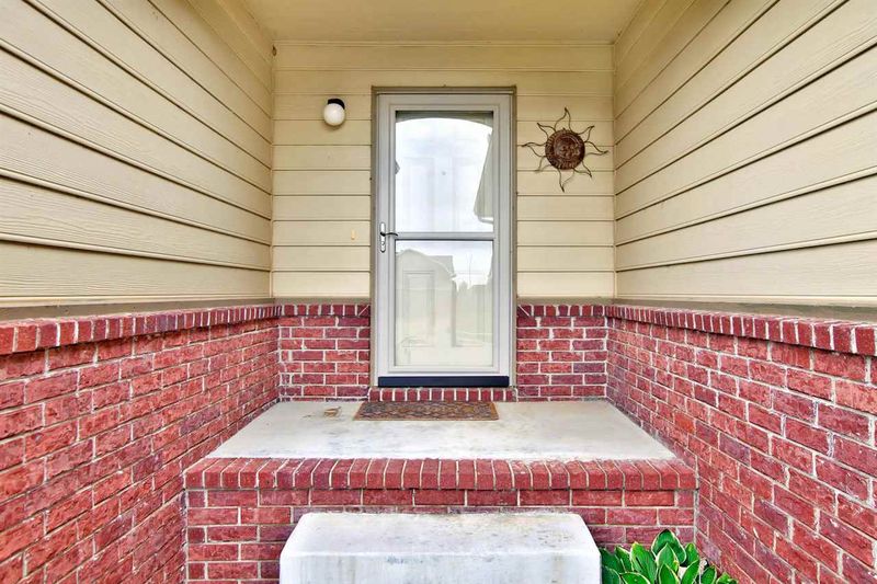 864 E Winding Lane St, Derby, KS 67037