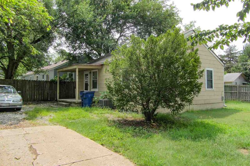 1226 S Bluffview Dr, Wichita, KS 67218