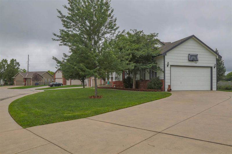 307 E Stone Path St, Derby, KS 67037