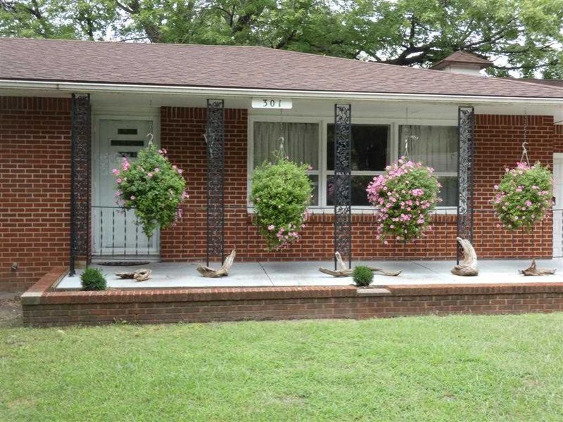 301 Beverly Ave, Newton, KS 67114