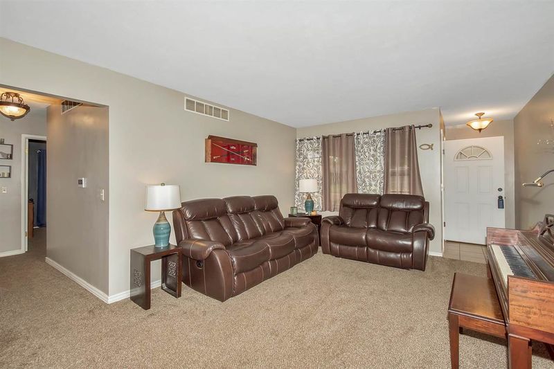 8005 E Dresden Ln, Wichita, KS 67207
