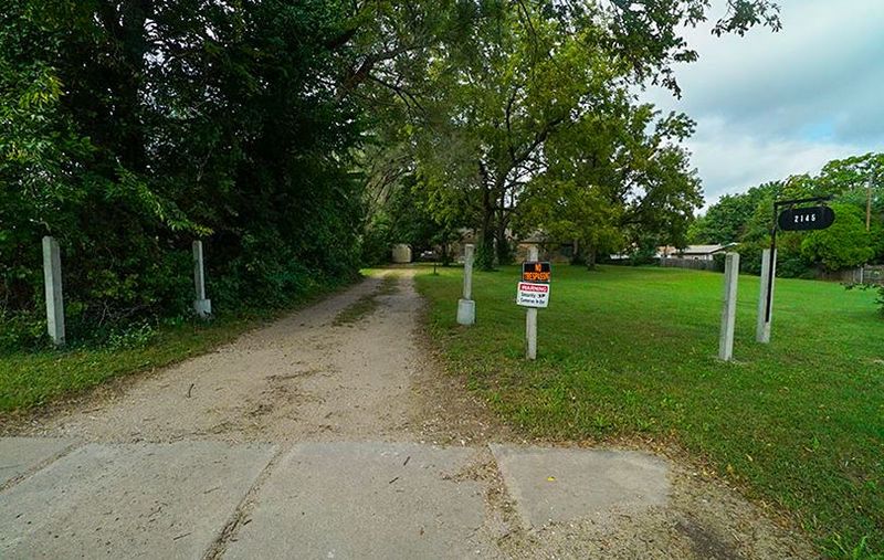 2145 S Bluff Ave, Wichita, KS 67218