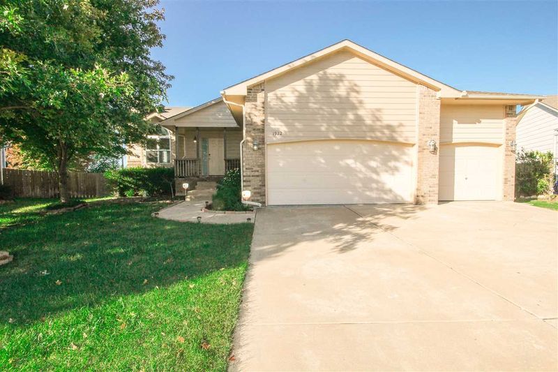 1922 N Beretta St, Andover, KS 67002