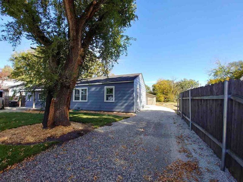 718 N Bebe St, Wichita, KS 67212