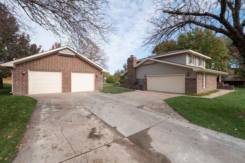 210 E Kerry Lynn Dr, Andover, KS 67002