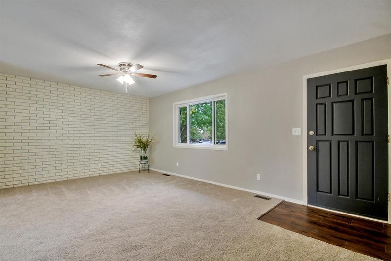 216 E Valley View St, Derby, KS 67037
