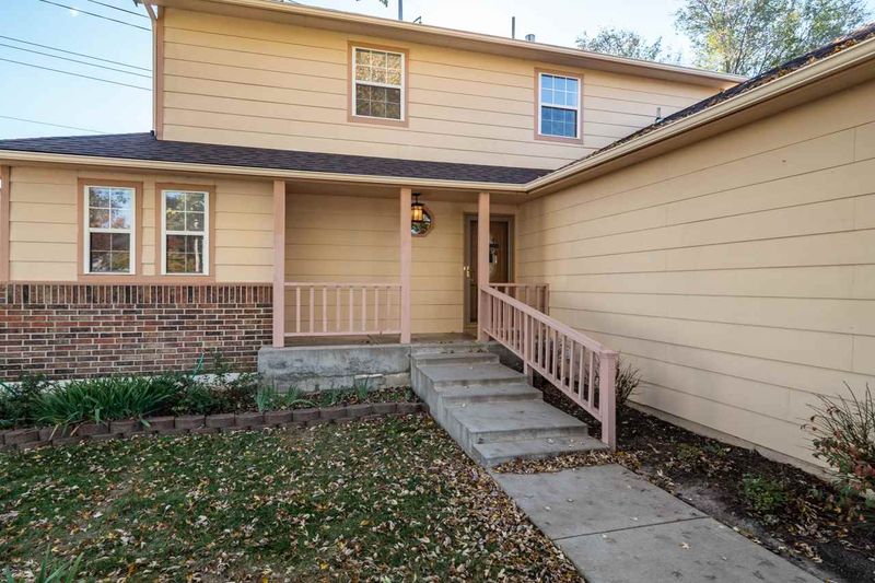 10329 E Countryside Cir, Wichita, KS 67207