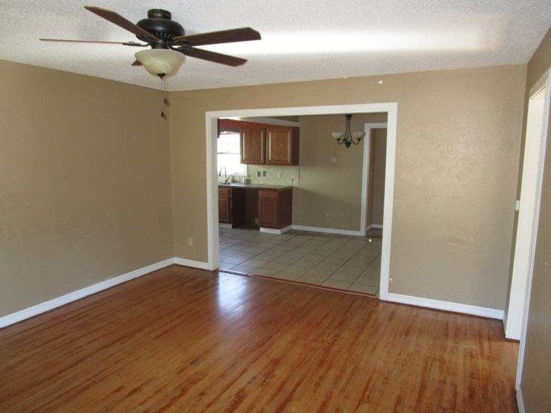 608 S 4th St, Mulvane, KS 67110