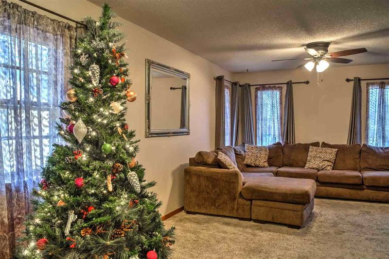 1009 E 5th, Newton, KS 67114