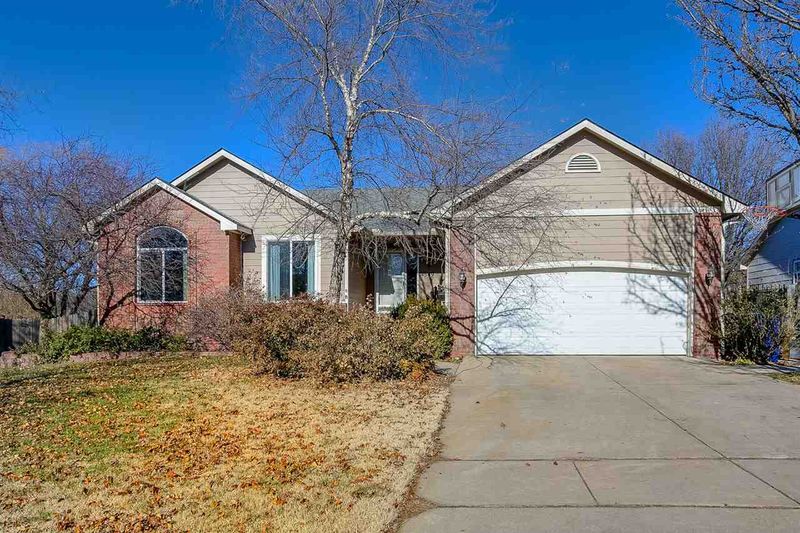 4549 N Eagle Lake Dr, Bel Aire, KS 67220