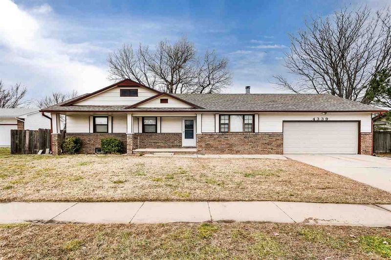 4339 N Stratford Ct, Bel Aire, KS 67226