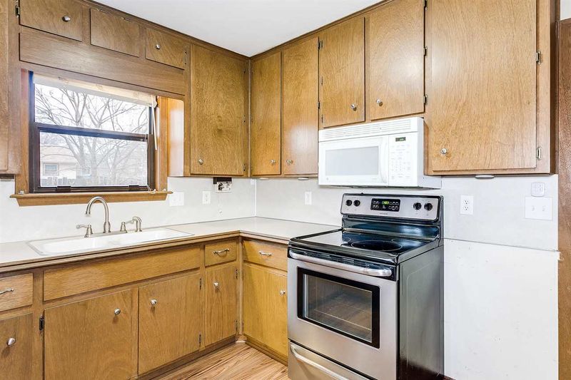 4339 N Stratford Ct, Bel Aire, KS 67226