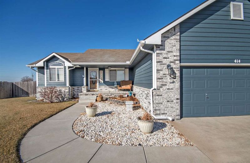 414 Meadowbrook Dr, Newton, KS 67114