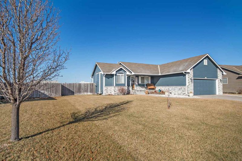 414 Meadowbrook Dr, Newton, KS 67114