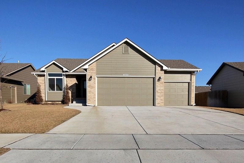 8500 E Chris St, Bel Aire, KS 67226