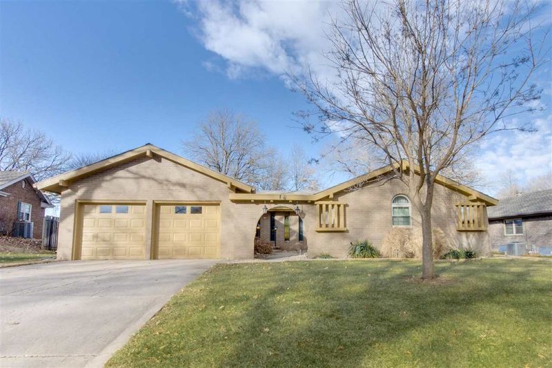 16 N Willowdell Dr, Mulvane, KS 67110