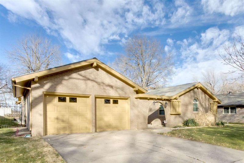 16 N Willowdell Dr, Mulvane, KS 67110