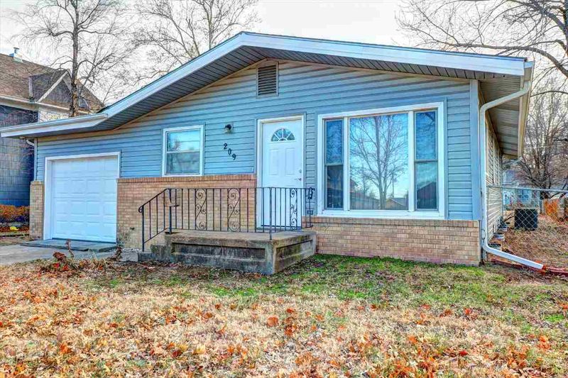 209 E Thornton St, Moundridge, KS 67107