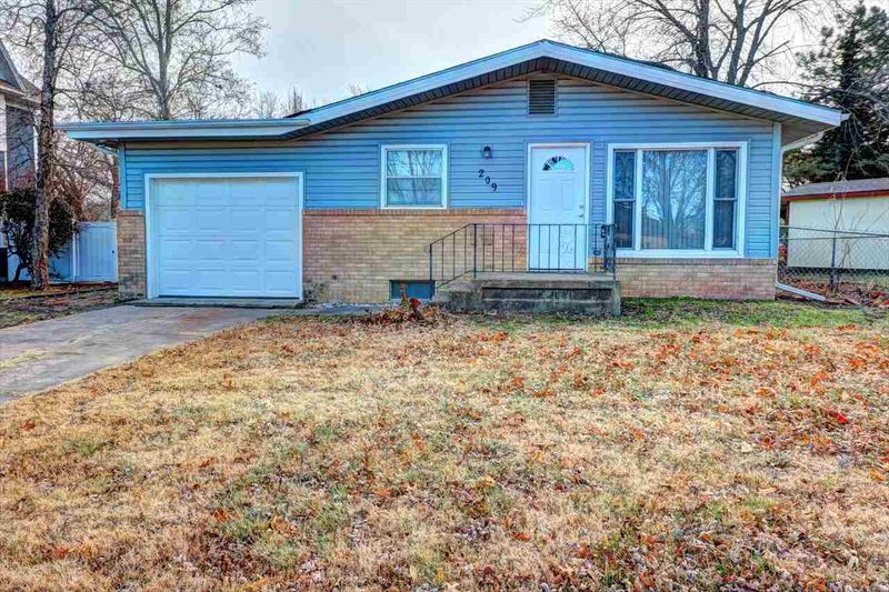 209 E Thornton St, Moundridge, KS 67107