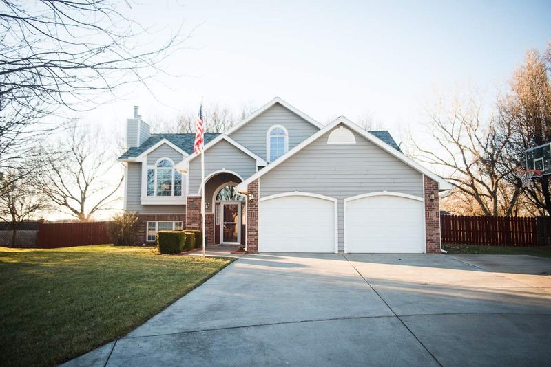 1205 Redbud Ct, Halstead, KS 67056