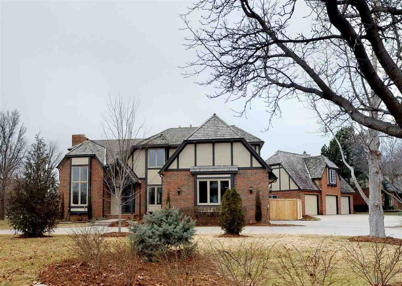 8900 E Woodcrest Cir, Wichita, KS 67206