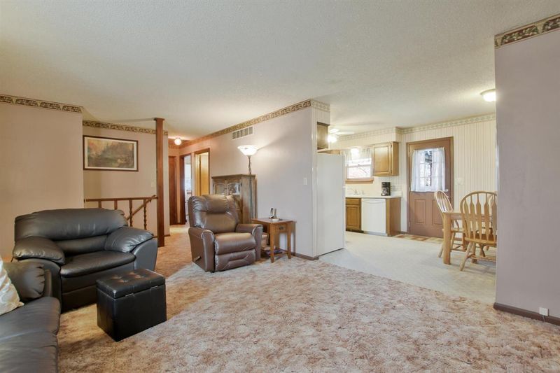 1422 Louis Dr, Mulvane, KS 67110