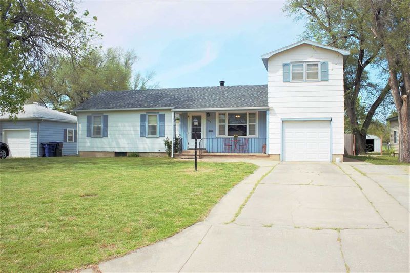 1016 E 8th St, Newton, KS 67114