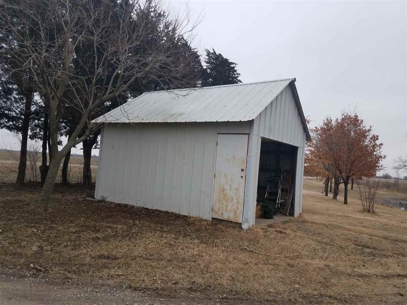 487 N 18th Ave, Moundridge, KS 67107