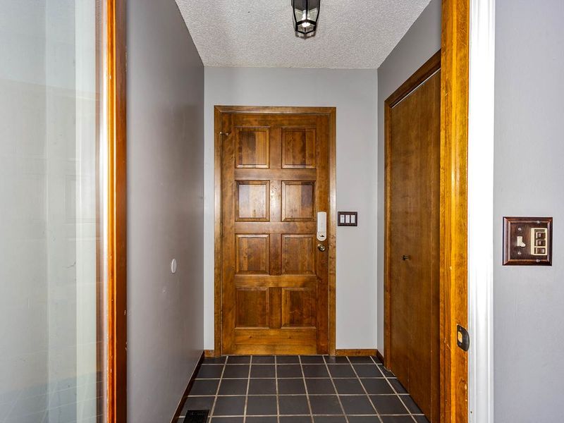 1613 E Cresthill Rd, Derby, KS 67037-3510
