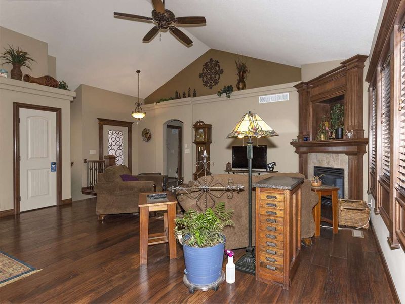 521 N Valley Creek Cir, Valley Center, KS 67147