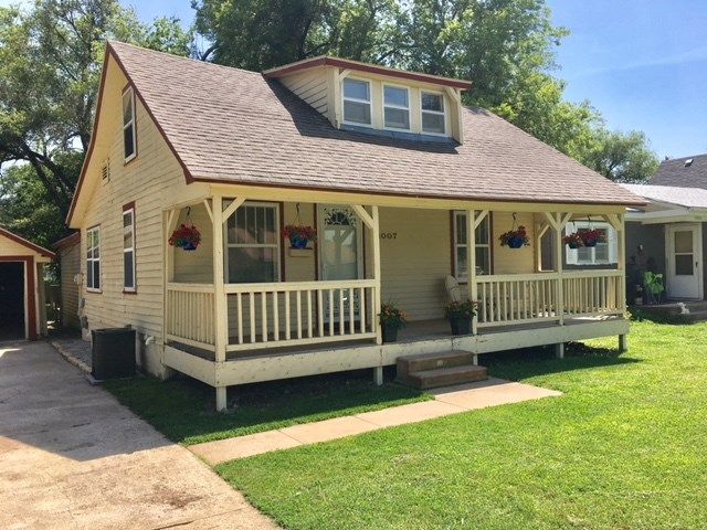 1007 E 8th St, Newton, KS 67114