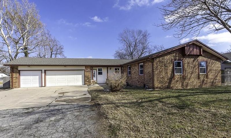702 S James, Maize, KS 67101