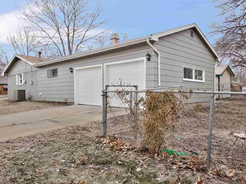 1157 N Westview Dr, Derby, KS 67037