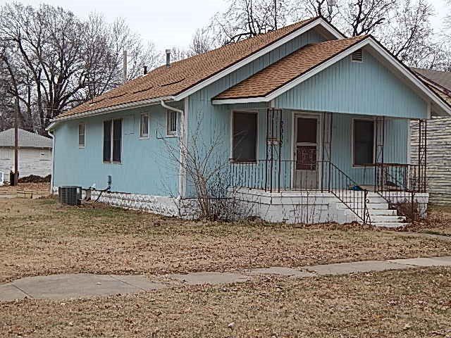 2002 Loomis St, Winfield, KS 67156