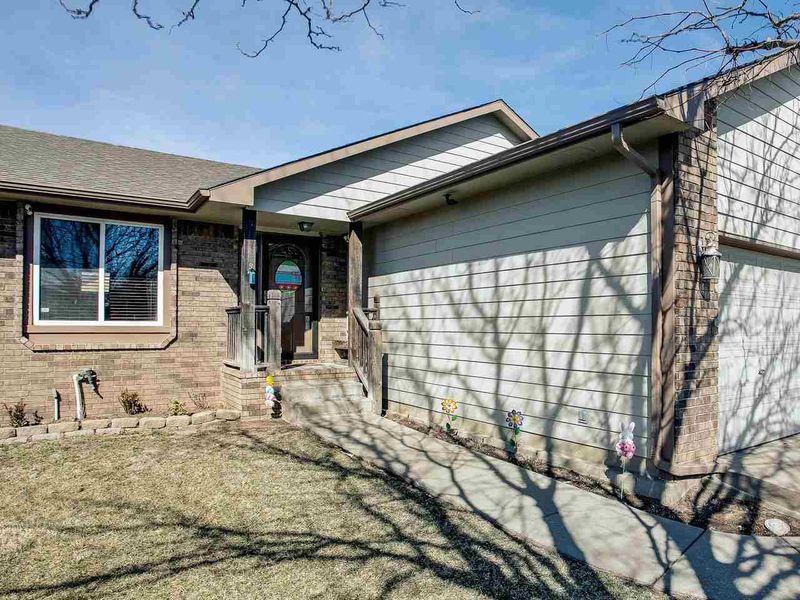 2224 E James St, Derby, KS 67037