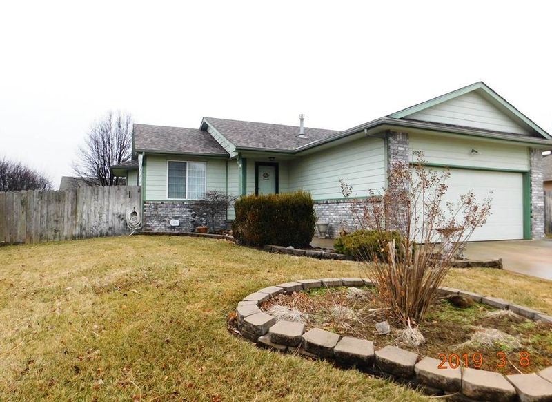 203 E Country Walk Ln, Mulvane, KS 67110