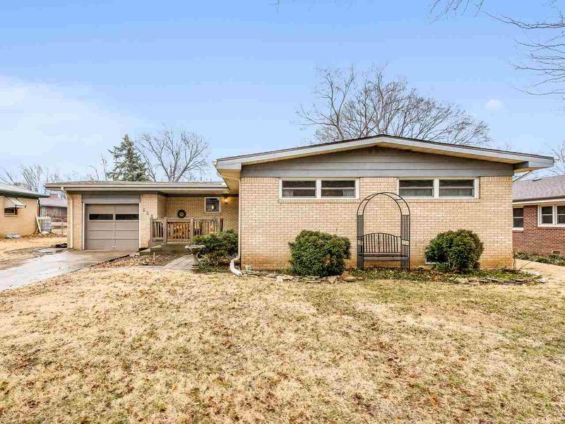606 Highland Park Dr, Mulvane, KS 67110