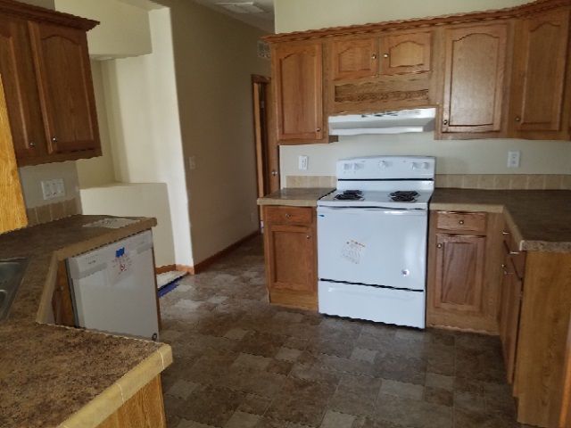 1304 Westover Ln, Hesston, KS 67062