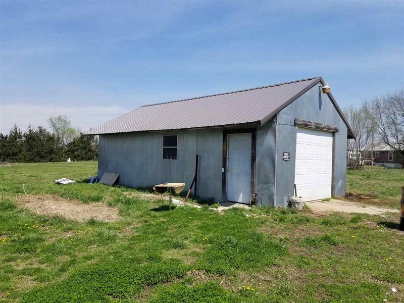 9338 202nd Rd, Winfield, KS 67156