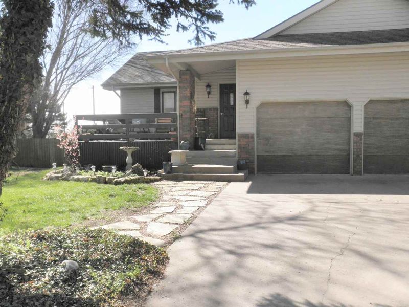 14 Fleetwood Dr, Winfield, KS 67156
