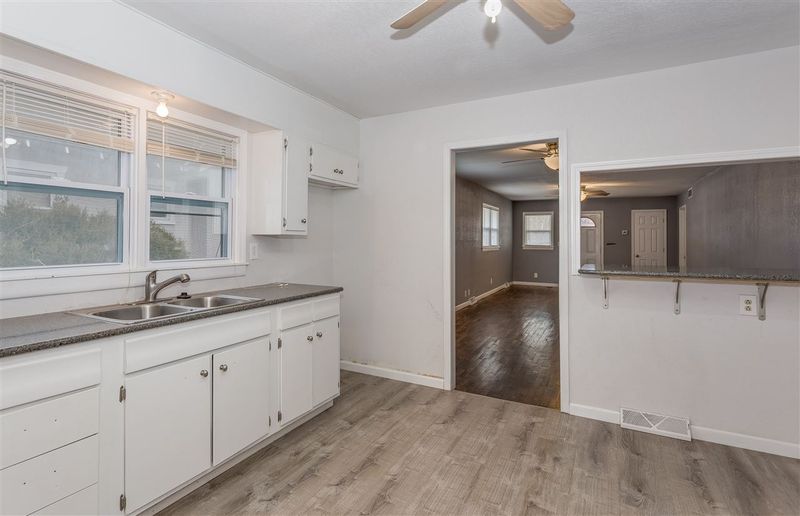 706 E Broadway, Newton, KS 67114