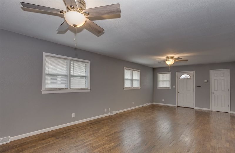 706 E Broadway, Newton, KS 67114