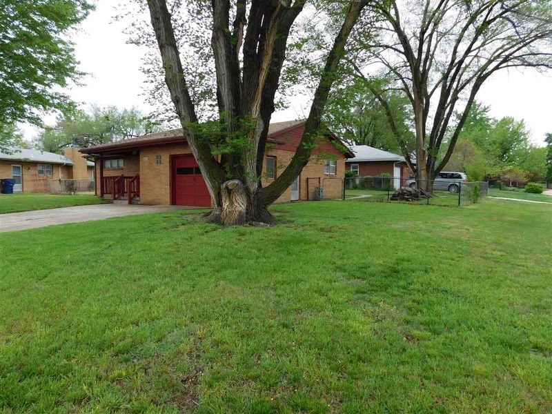 8301 E Morris, Wichita, KS 67207-2435