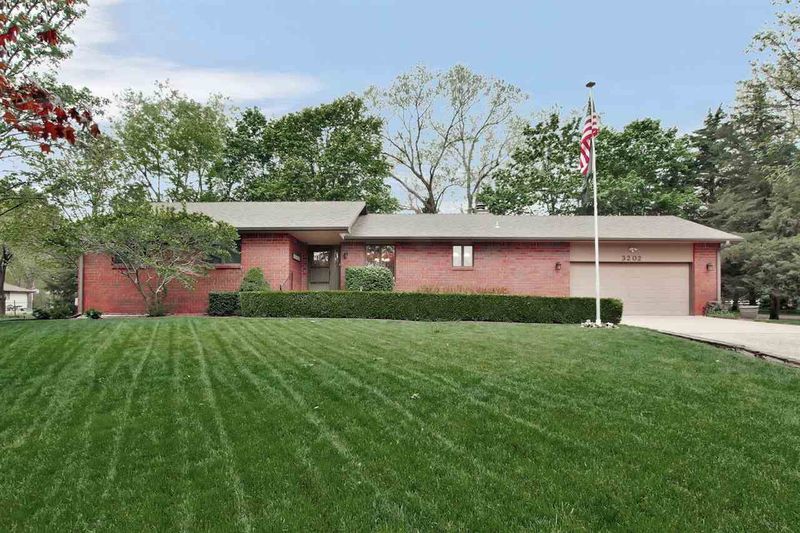 3202 Royer West Dr, Newton, KS 67114