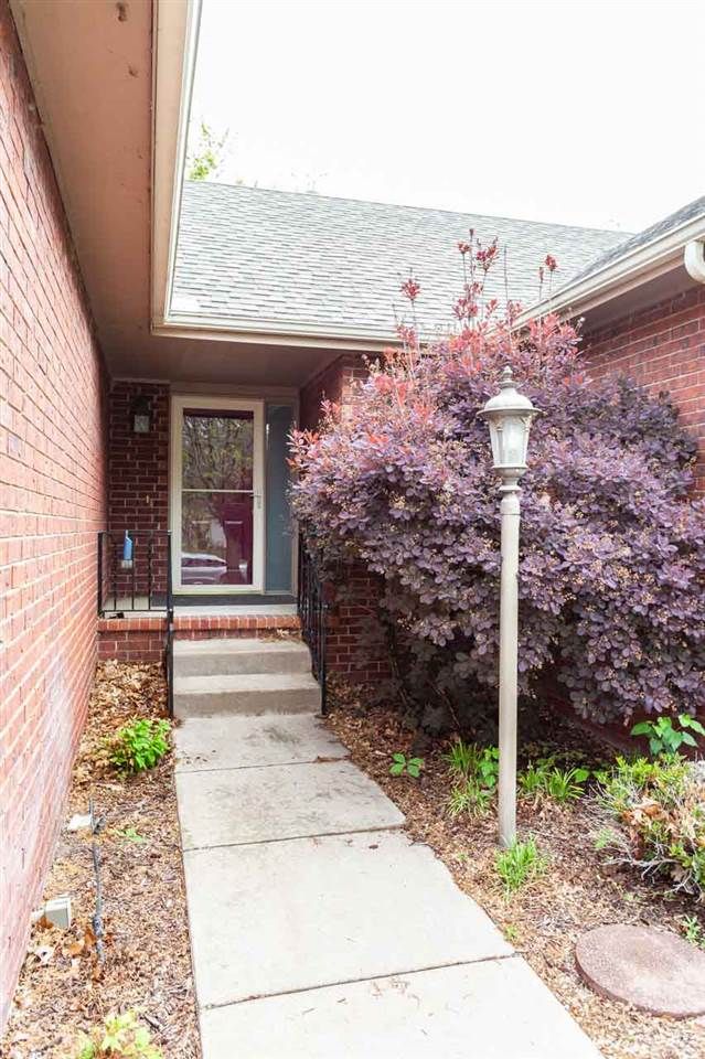 302 S Prescott Cir, Wichita, KS 67209